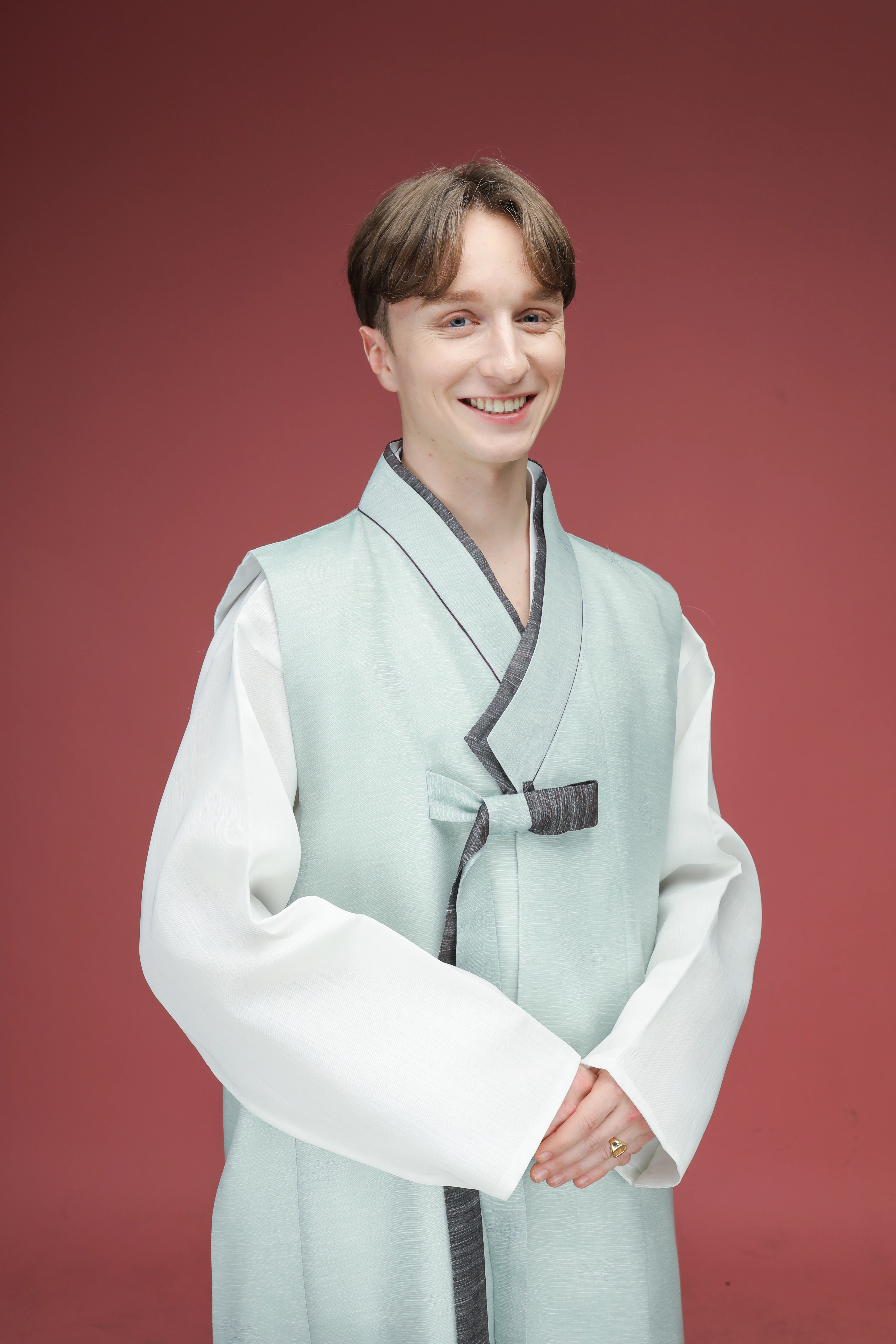 Pierre, fondateur de Boost ton Coréen, souriant en hanbok